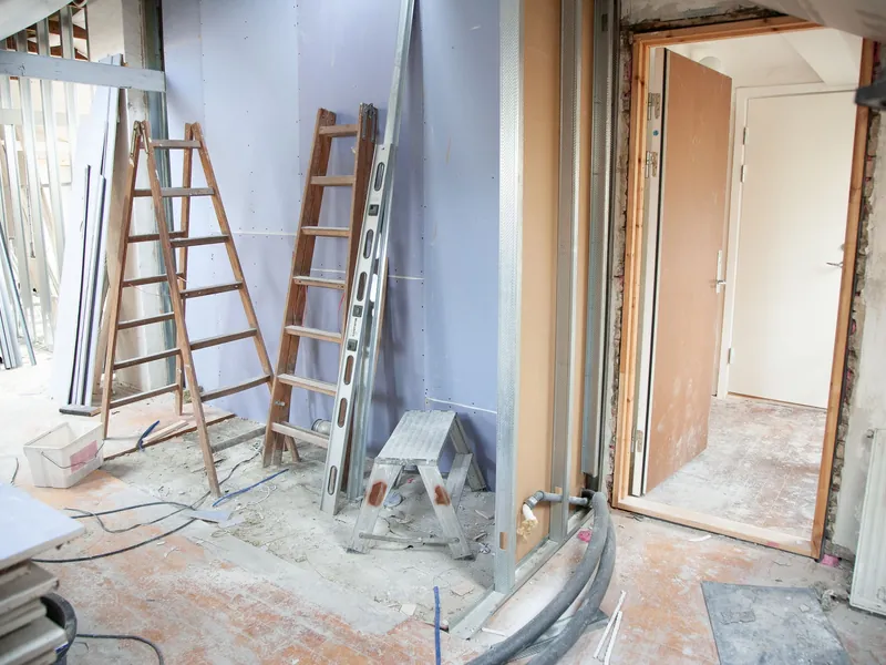 Divisão em obras, com escadotes e material de remodelação